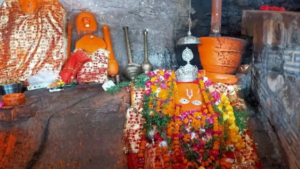 मध्य प्रदेश के चित्रकूट में स्थित हनुमान धारा मंदिर में भगवान हनुमान की प्रतिमा पर बहती प्राकृतिक जलधारा