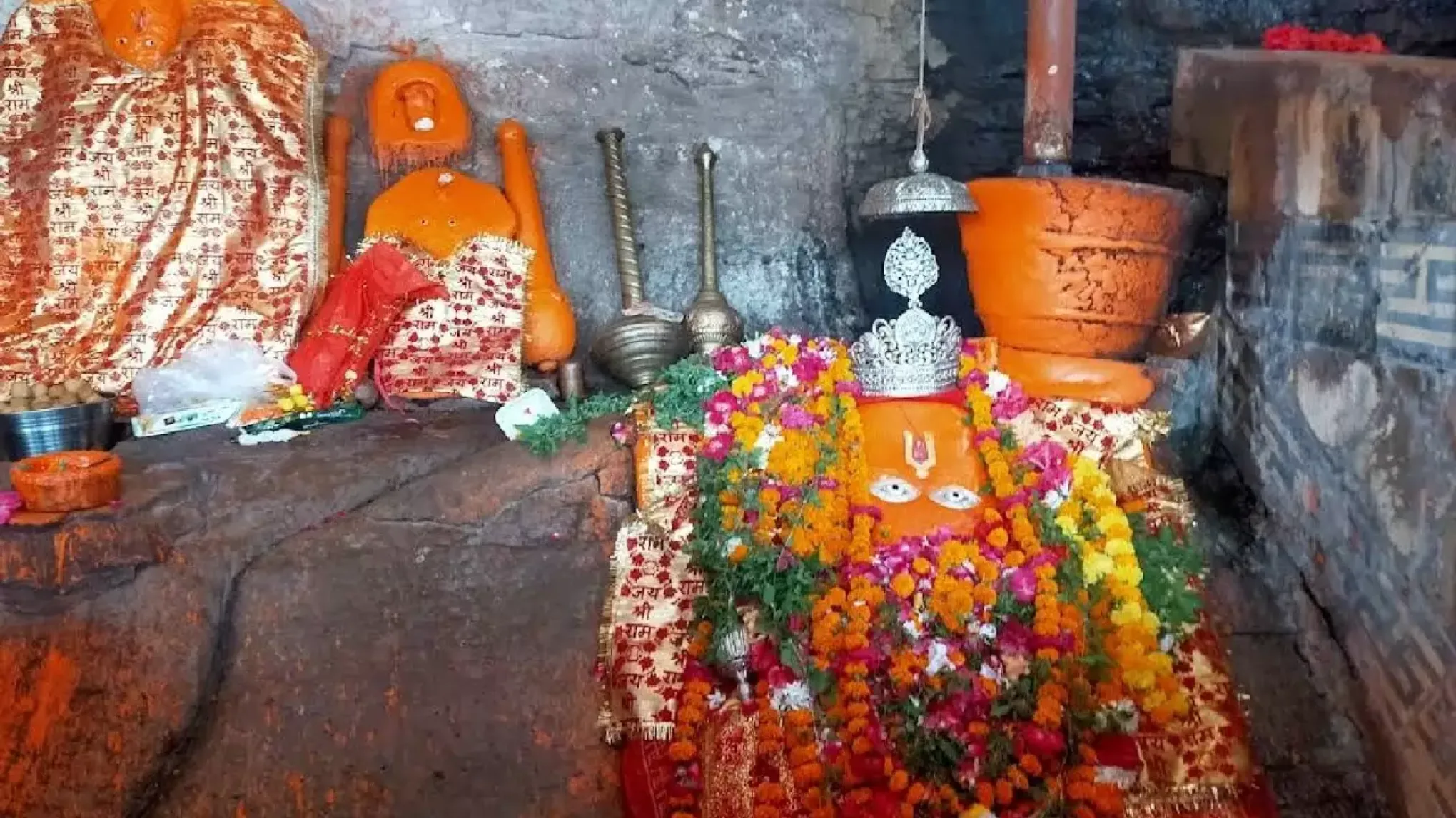 मध्य प्रदेश के चित्रकूट में स्थित हनुमान धारा मंदिर में भगवान हनुमान की प्रतिमा पर बहती प्राकृतिक जलधारा